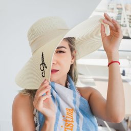 Καπελαδούρα με κέντημα