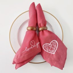 Κόκκινες πετσέτες φαγητού με κέντημα