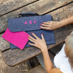 Χαρτοφύλακας με κέντημα