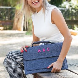 Χαρτοφύλακας με κέντημα