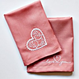 Κόκκινες πετσέτες φαγητού με κέντημα