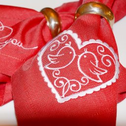 Κόκκινες πετσέτες φαγητού με κέντημα