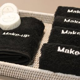 Πετσέτα χεριών μαύρη με κέντημα