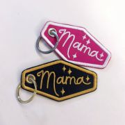 Mama μπρελόκ με κέντημα