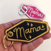 Mama μπρελόκ με κέντημα